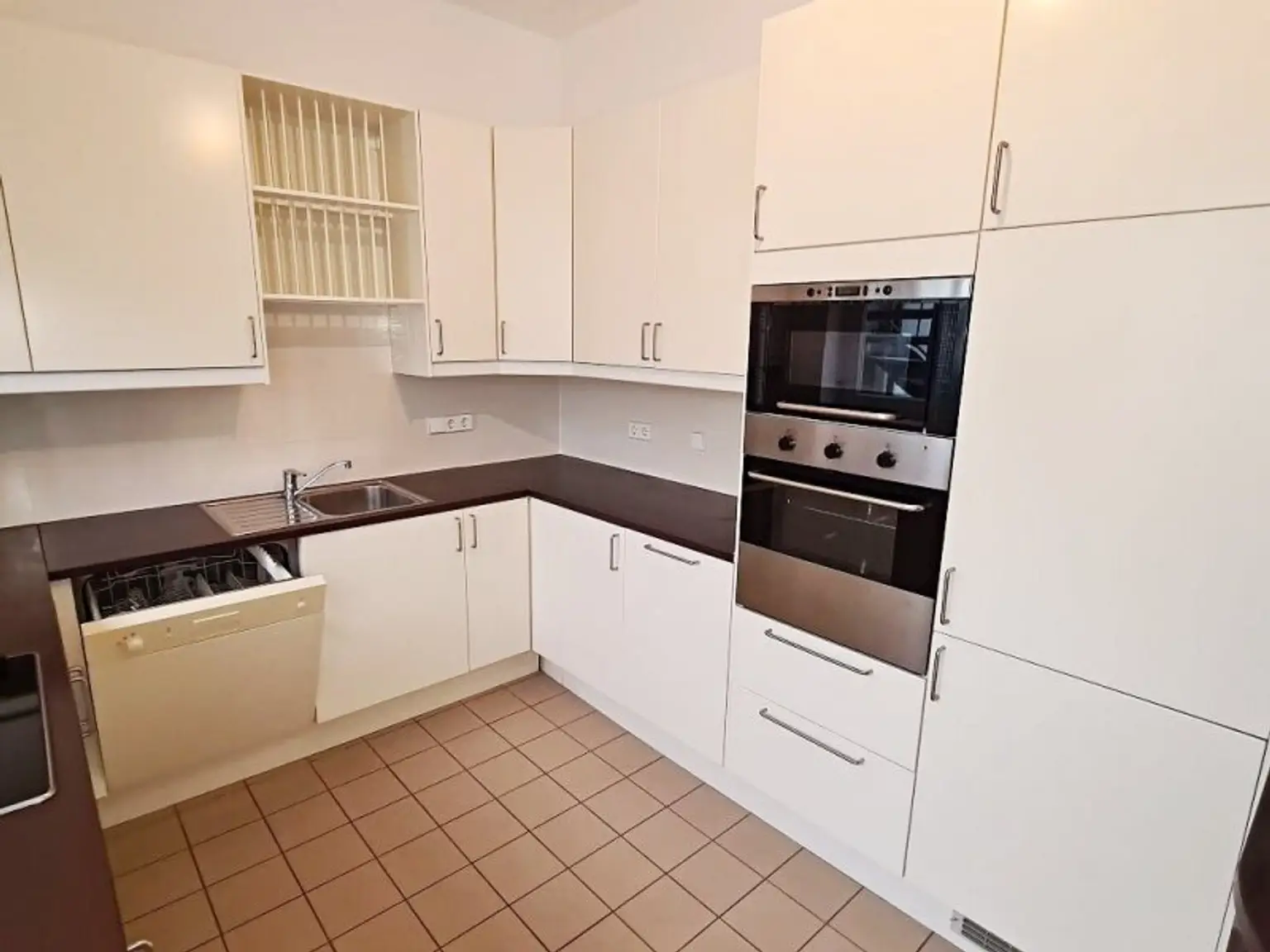 TERRASSENHIT, U1-NÄHE, 84 m2 Dachgeschoß mit 30 m2 Terrasse, 2 Zimmer, Wohnküche, 2 Bäder, Parketten, Viktorgasse