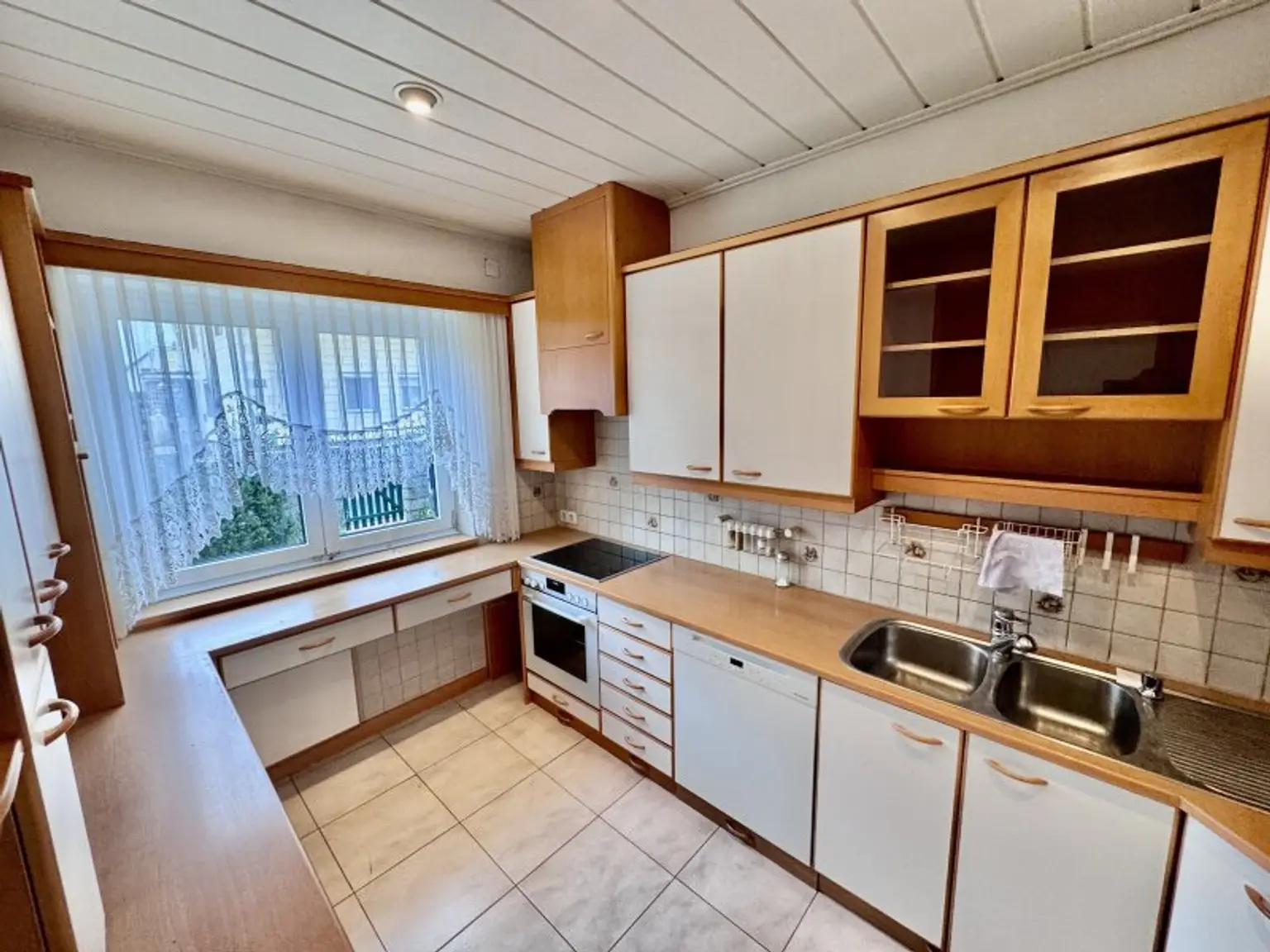 IHR NEUES ZUHAUSE - GROßZÜGIGES EINFAMILIENHAUS MIT SWIMMINGPOOL IN FLORIDSDORF