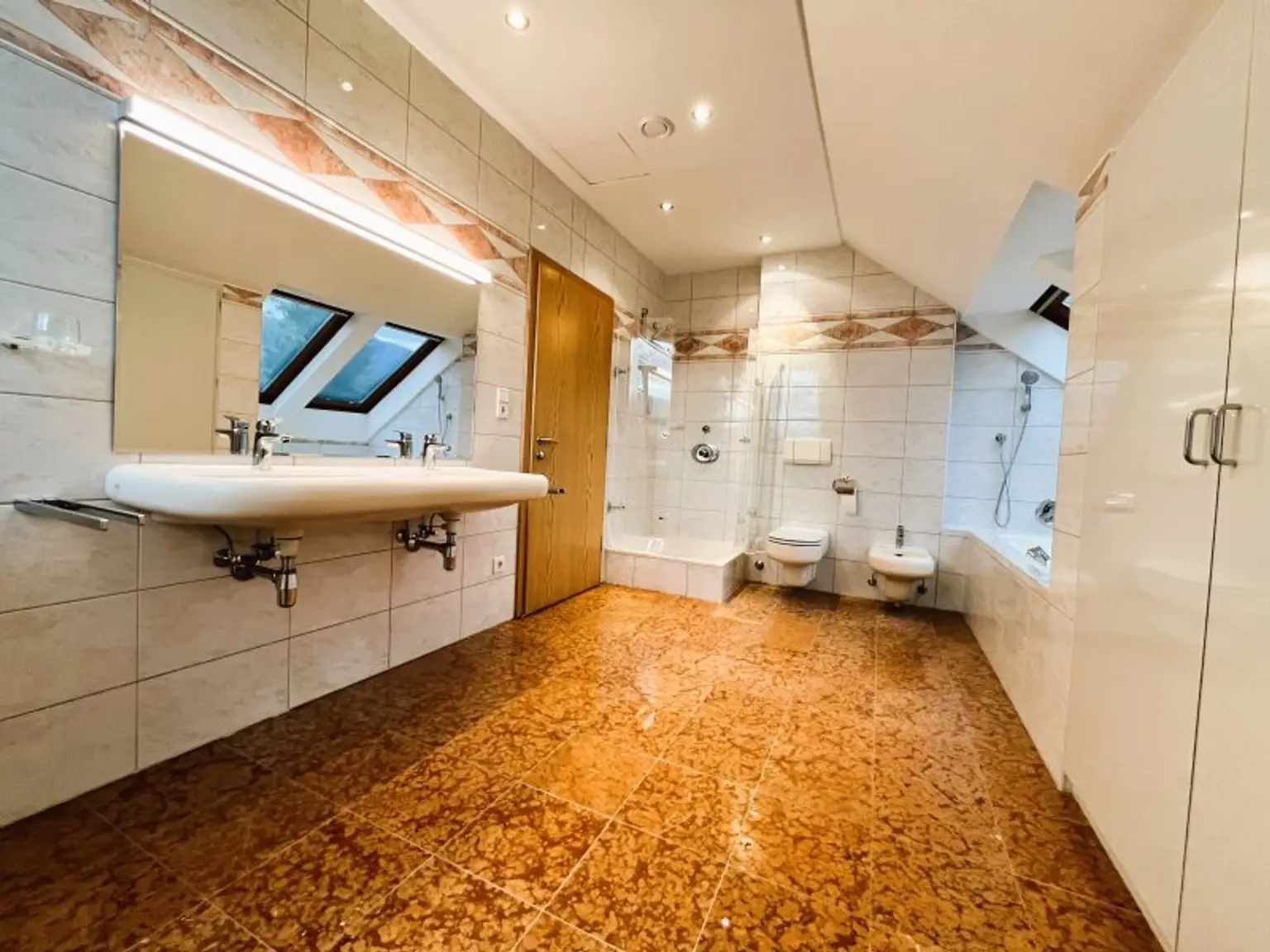 Badezimmer mit Badewanne, Fenster, Dusche, Bédé und WC