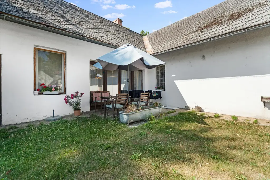 "Großzügiges Grundstück mit Pferdehof und sanierungsbedürftigem Haus – nur Minuten von Wien entfernt"