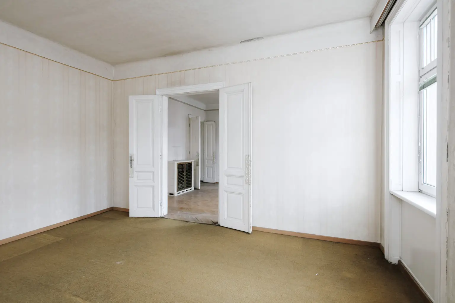 Sanierungsbedürftiges 3 Zimmer Altbau-Juwel mit Balkon in sehr guter zenraler Lage von Döbling!