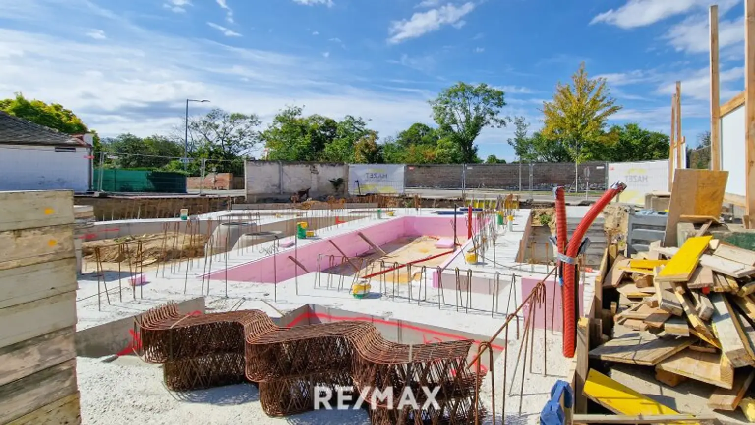 Erstbezug-Doppelhaushälften in Schwechat mit Luxus-Ausstattung und Panoramablick über den Felmeyergarten. Grünruhelage mit sehr guter Infrastruktur in Gehweite