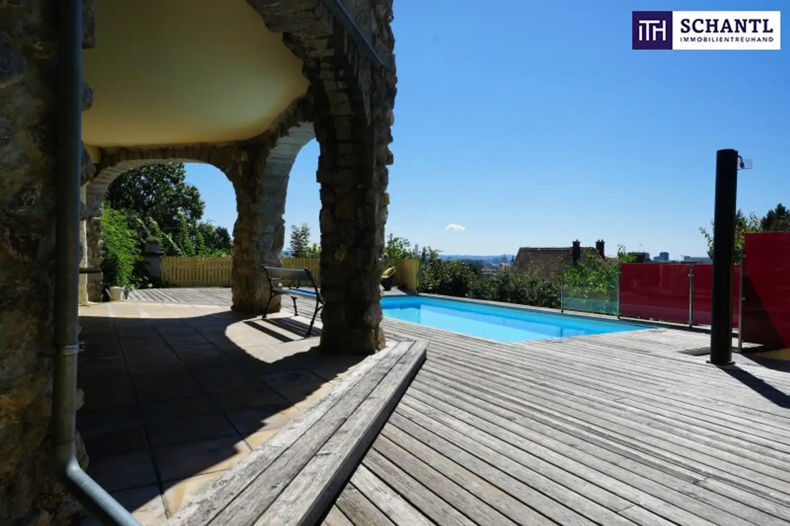 RIESIGER POOLBEREICH MIT AUSBLICK ÜBER GRAZ!! Exklusives Einfamilienhaus in Eggenberg mit Pool, XXL-Terrasse & Traumgarten – Ihre private Oase in Graz!