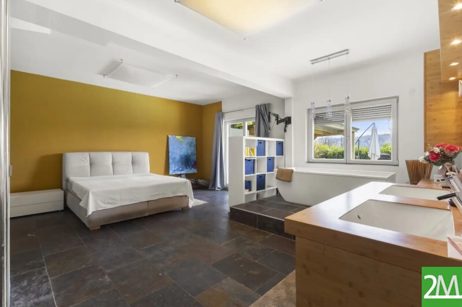 SCHLAFZIMMER MIT OFFENEM BAD