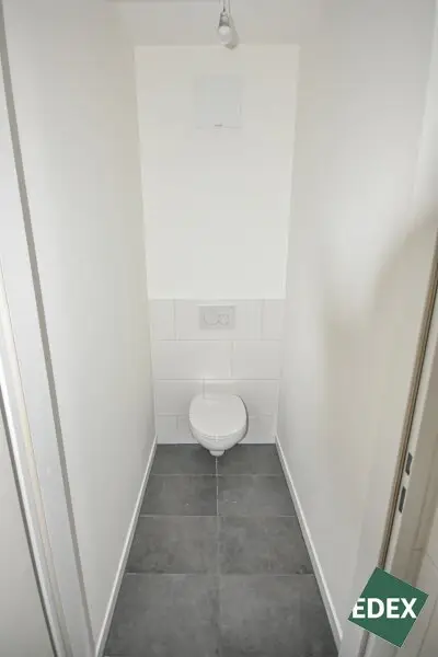 Moderne Geschäftsfläche in Neubausiedlung nahe Badeteich Hirschtetten