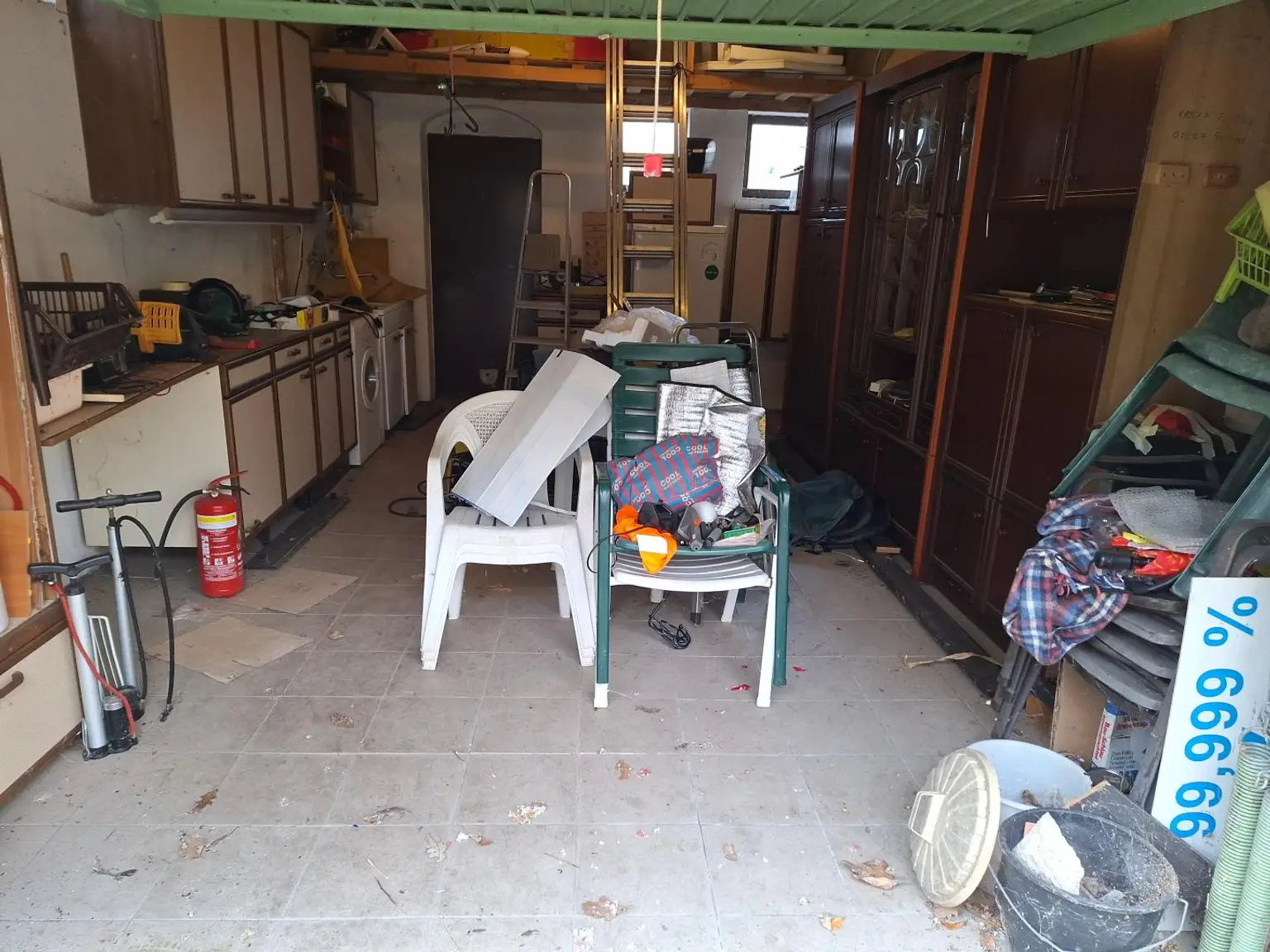 Absolut ruhig gelegen Villa mit überdachtem Pool, direkt am Waldrand auf 2.003 m² Grundstück.