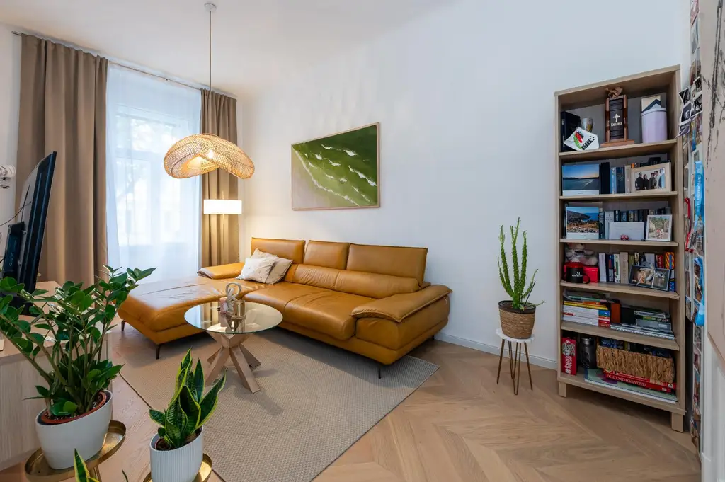 Stilechte, professionell generalsanierte Altbauwohnung mit Balkon