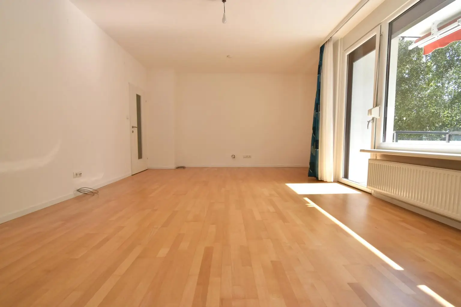 Sonnige 2-Zimmer-Wohnung mit Küche, Balkon und privater Garage in TOP LAGE!