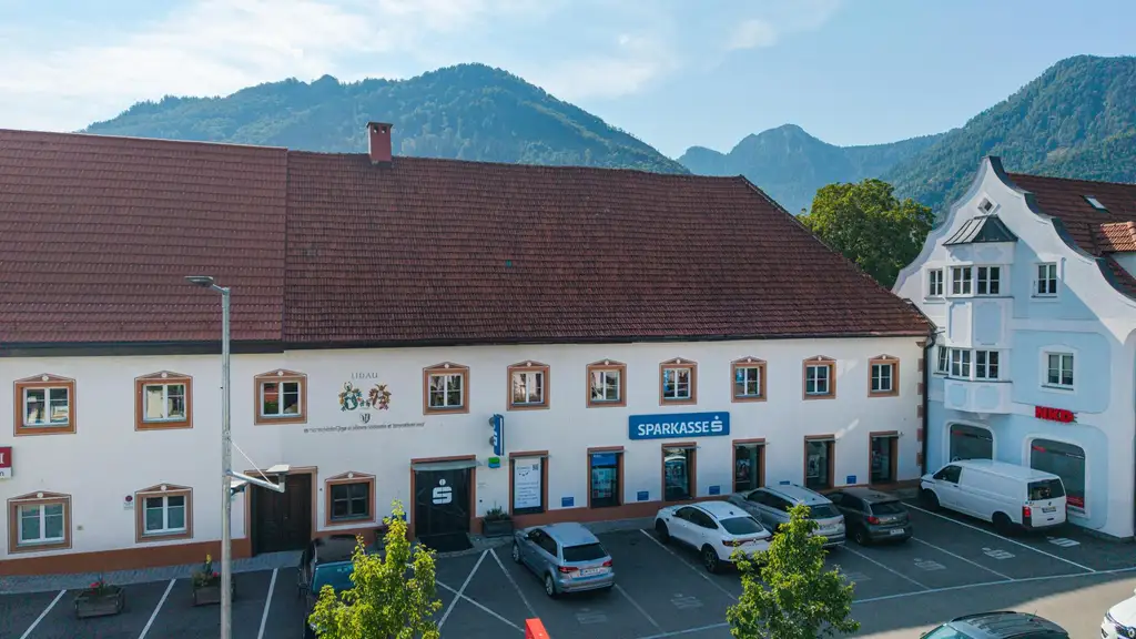 Zwei besondere Wohnungen in historischem Gebäude - 178 m² und 49 m² im Zentrum von Scharnstein mit schönem Ausblick und Garage!