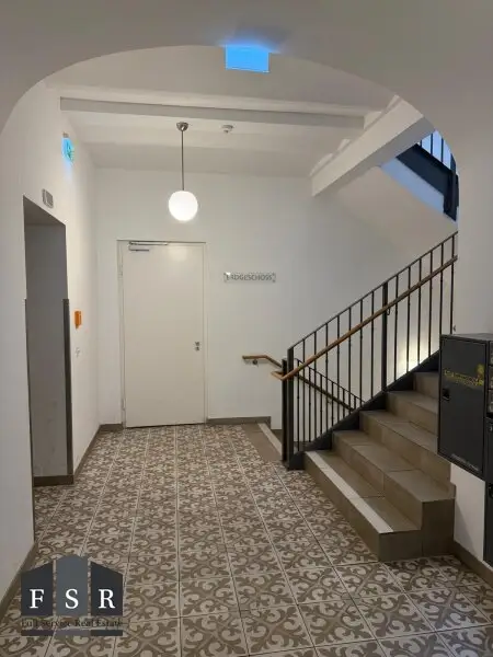 Alles da - Moderne und elegante Altbauwohnung mit Balkon in bester Lage + 1x Garagenplatz und Einbauküche im Preis inkludiert