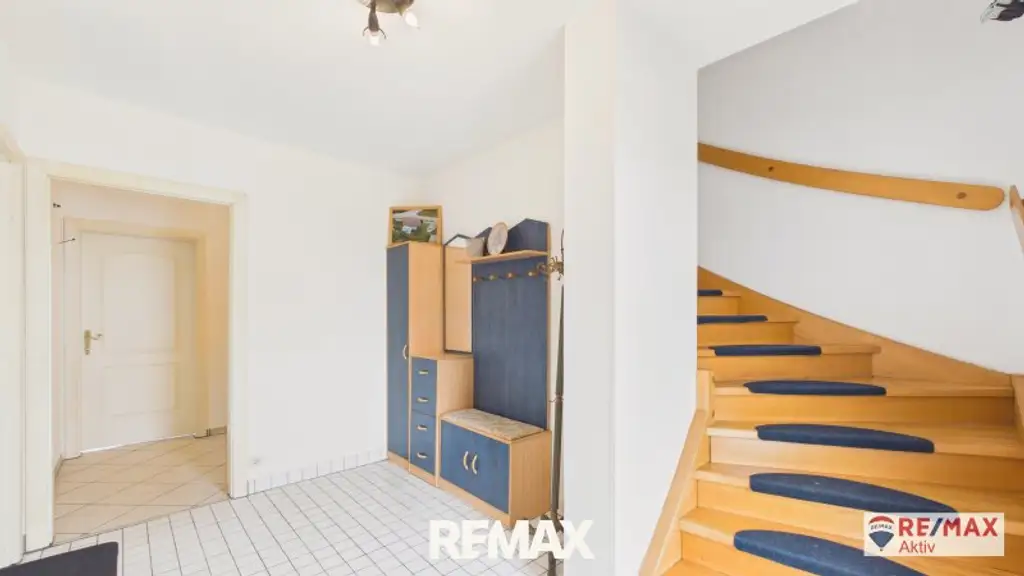 Einzugsbereites Haus mit großer Garage und großem Grundstück