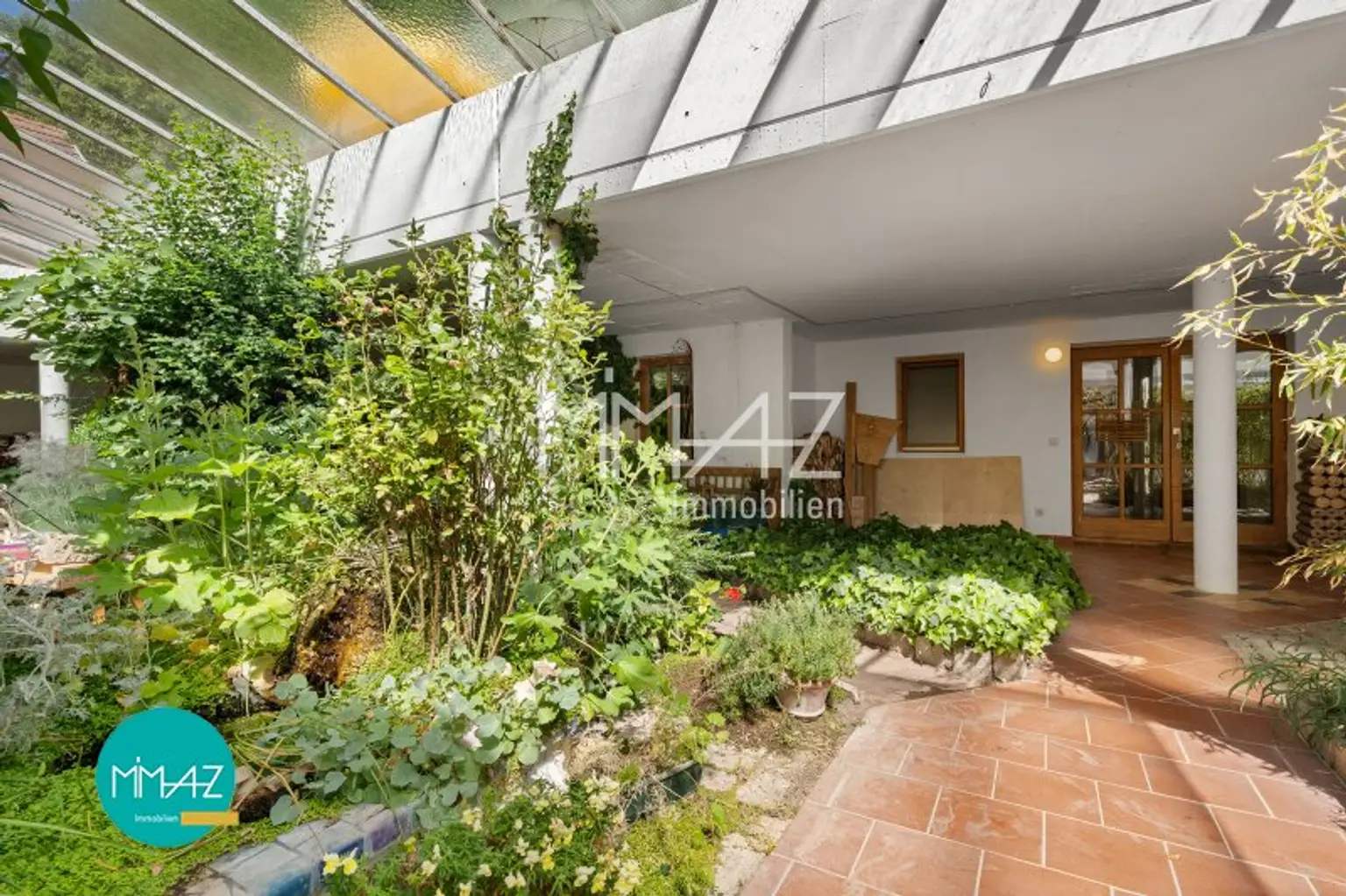 Haupteingang mit Atrium