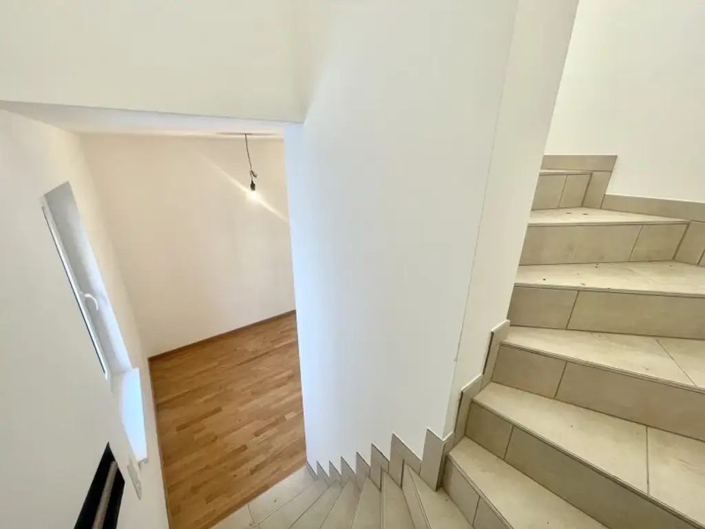 Erstbezug! Neubau-Reihenhaus mit Terrasse, Dachterrasse, Loggien & Garten (auch für Anleger)