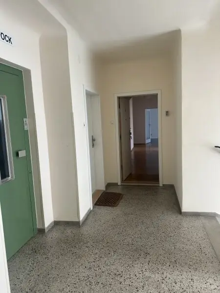 vor der Wohnung- links der Lift