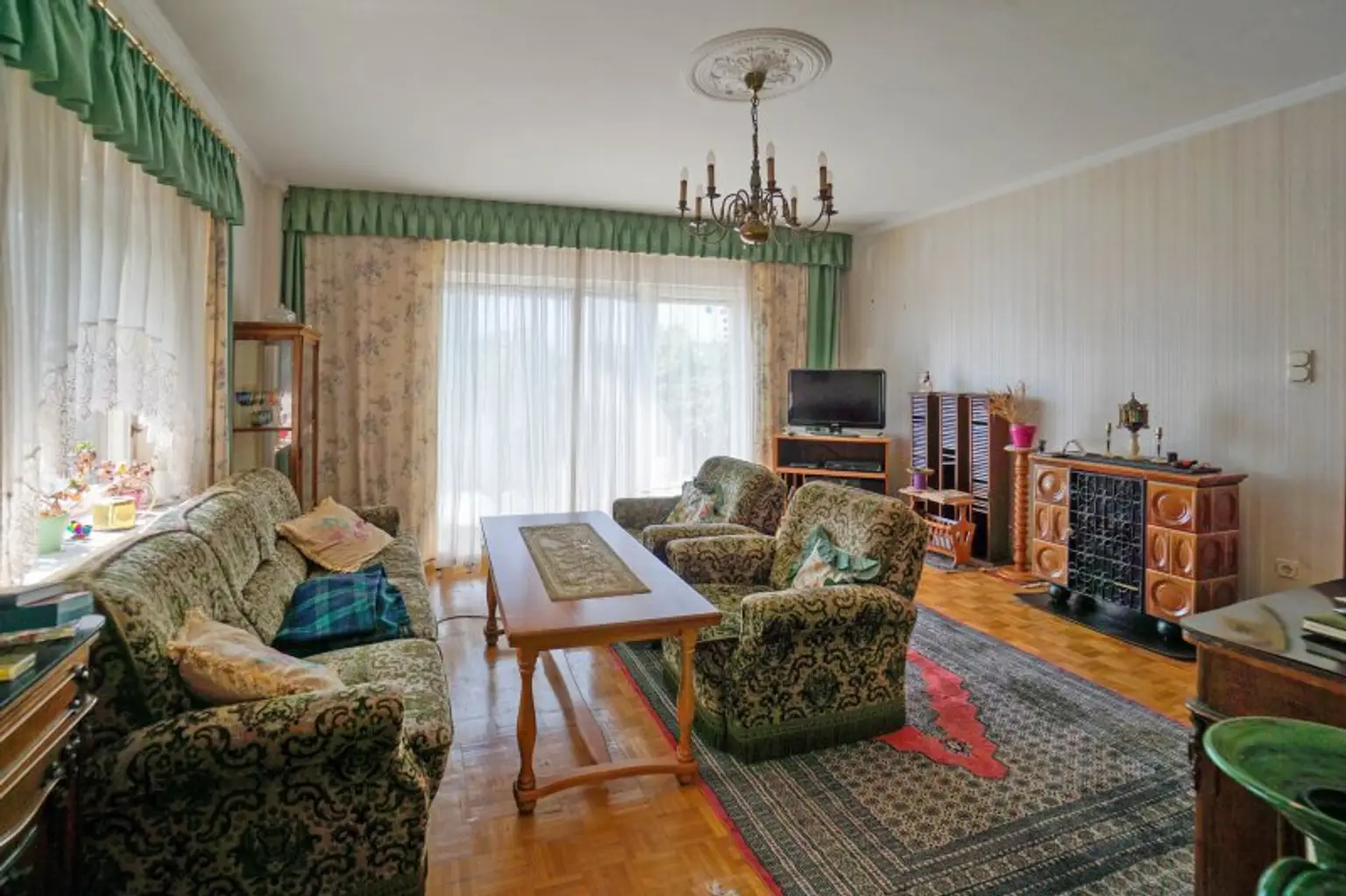 Landhaus mit Potential auf Anhöhe mit traumhaftem Weitblick ins Land