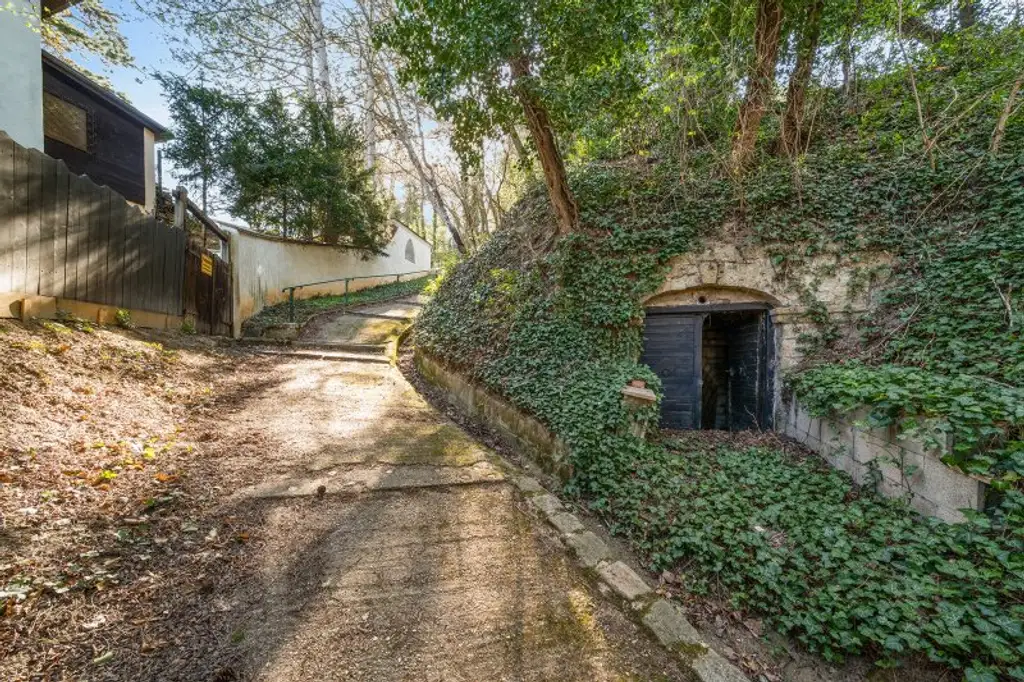 Großzügiges Anwesen mit WEITBLICK, historischer Weinpresse, Erdkellern und vielfältigen Nutzungsperspektiven