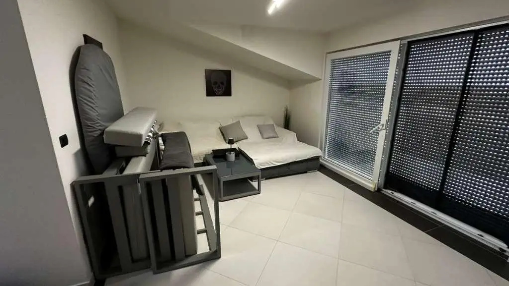 Neubau-Ferienwohnung mit Dachterrasse und Blick zum Meer