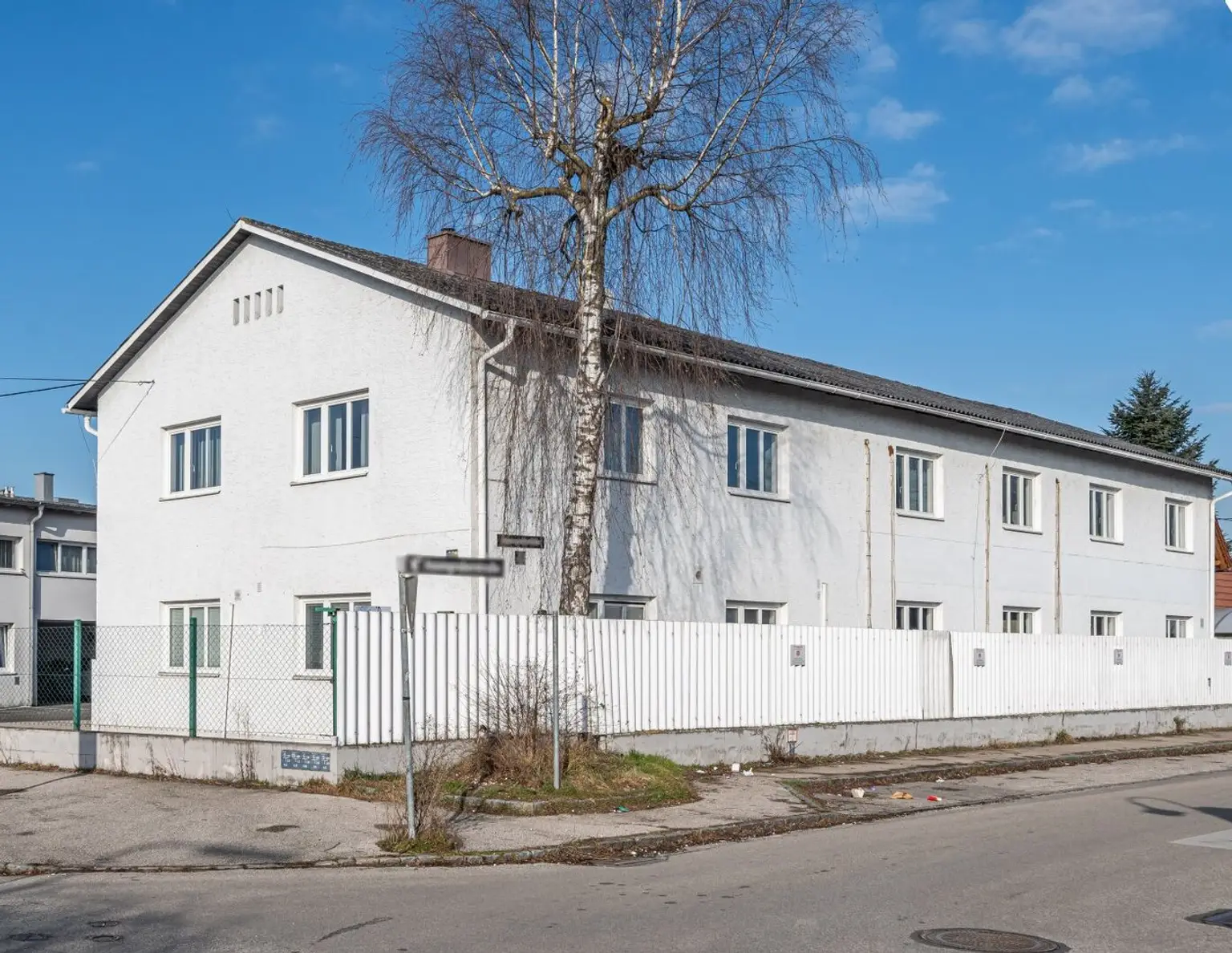 TRAUN: GROSSZÜGIGE BÜROFLÄCHE MIT PARKPLÄTZEN, KLIMAANLAGE UND LAGER ZU MIETEN