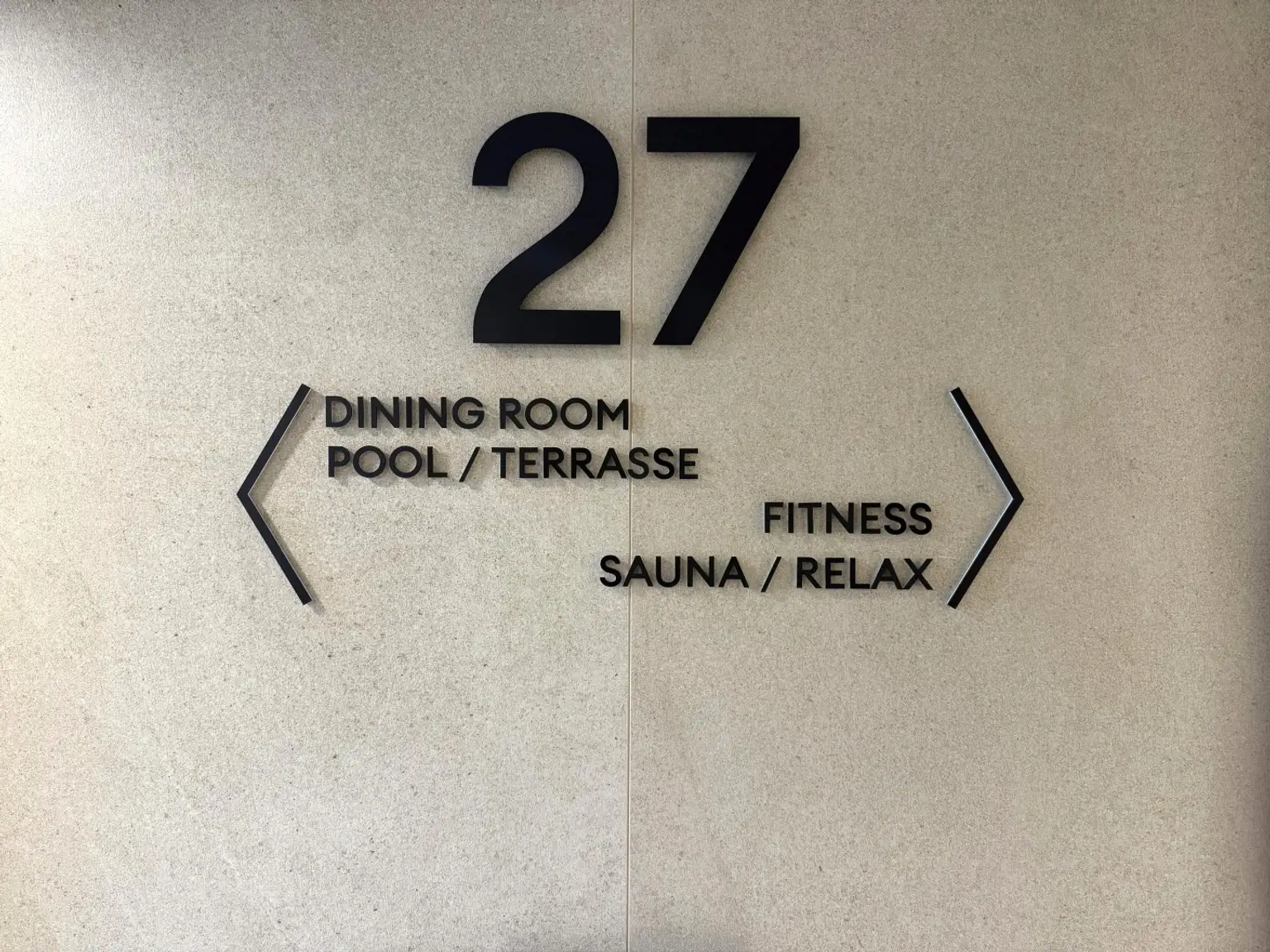 Kleine Perle im ultramodernen Wohnhaus mit Pool am Dach zu mieten // Small gem in an ultra-modern apartm. building with pool on the roof for rent //