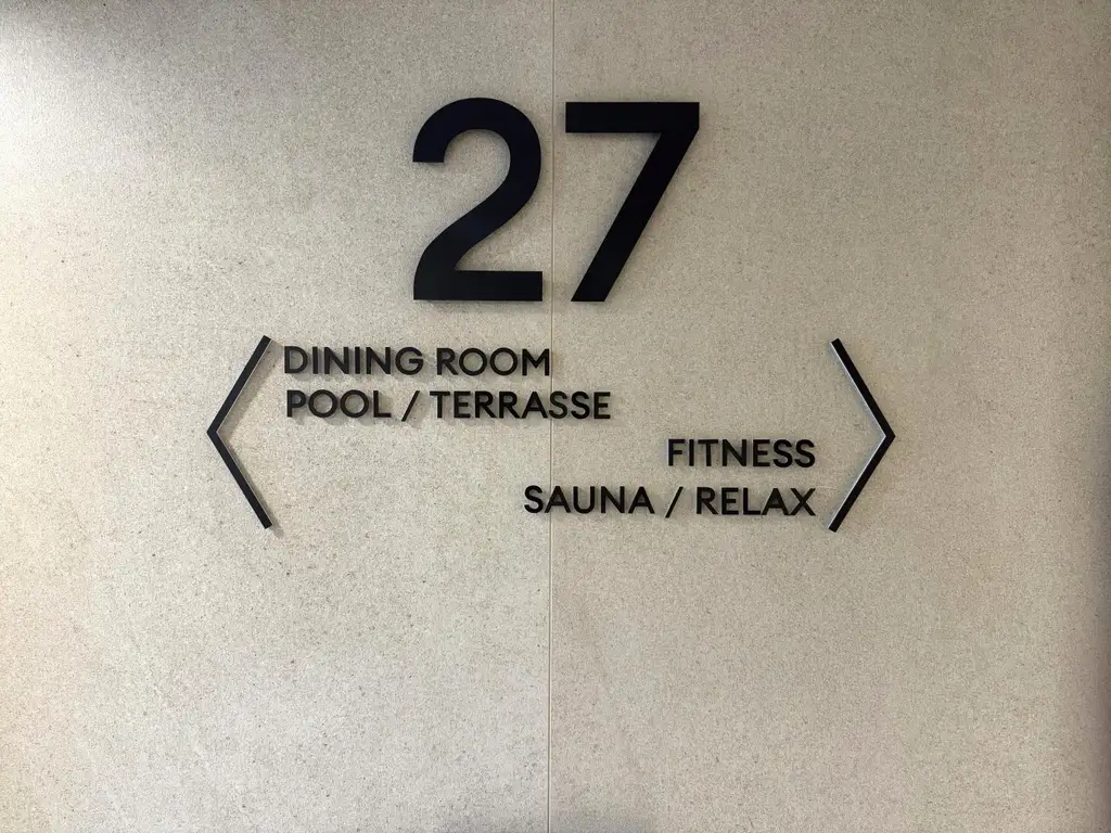 Kleine Perle im ultramodernen Wohnhaus mit Pool am Dach zu mieten // Small gem in an ultra-modern apartm. building with pool on the roof for rent //