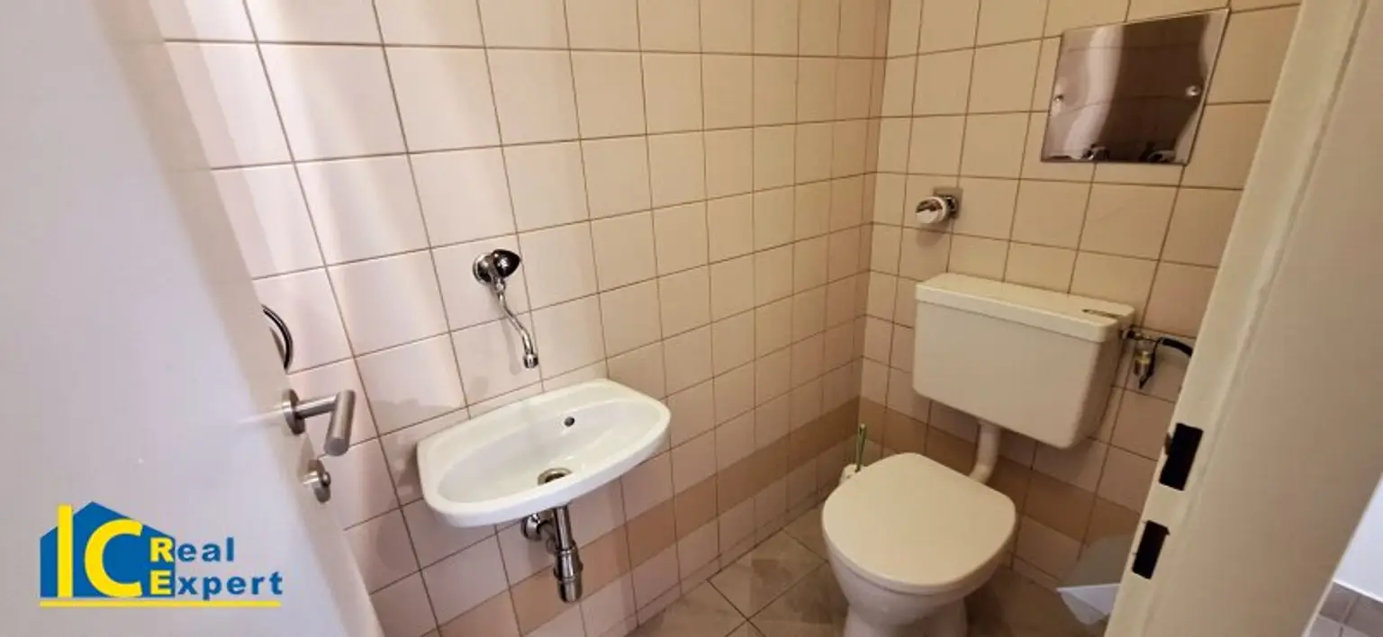 Getrenntes WC mit Handwaschbecken