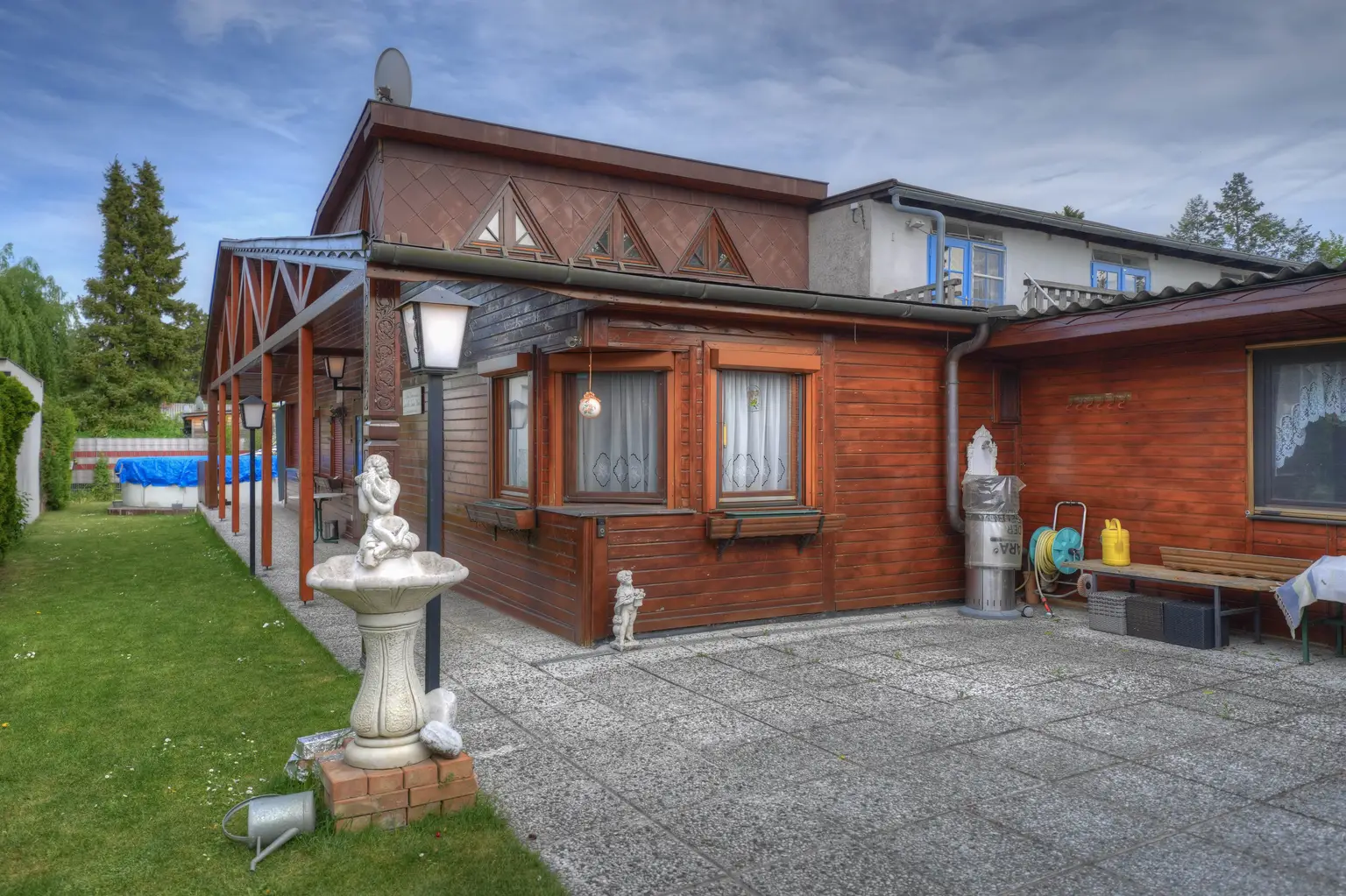 ENTWURF ** Urlaub zu Hause - Nur ca. 100 Meter vom Neufelder See entfernt – charmantes Haus auf Pachtgrund + Pool, Sauna & Gästezimmer ** ENTWURF