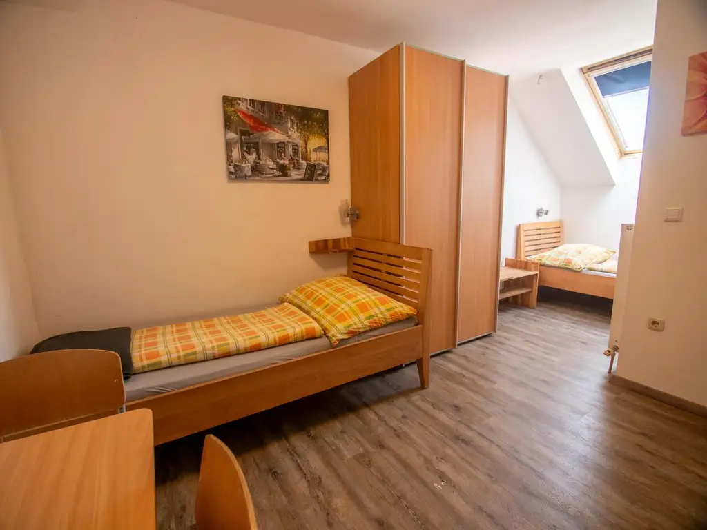 Großes Wohnhaus mit Heurigenlokal / 5 Gästezimmern und einem Miethaus