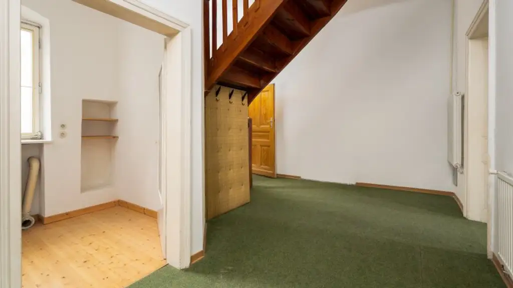 Sanierungsbedürftiges Ein / Zweifamilienhaus in Kerngebiet von Gänserndorf