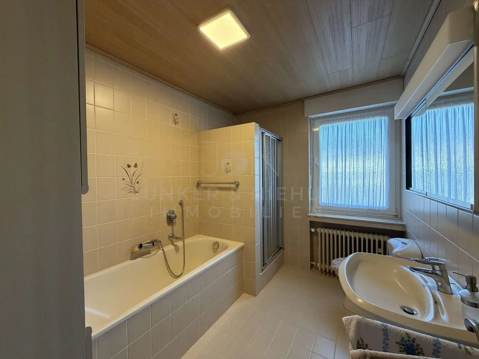 Bad mit Dusche u. Wanne OG