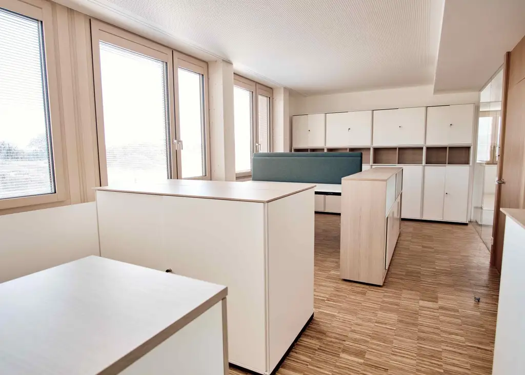 HI TECH BETRIEBSGEBÄUDE