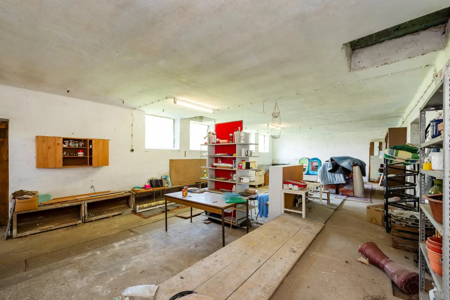 Einfamilienhaus mit großem Grundstück und Nebengebäuden