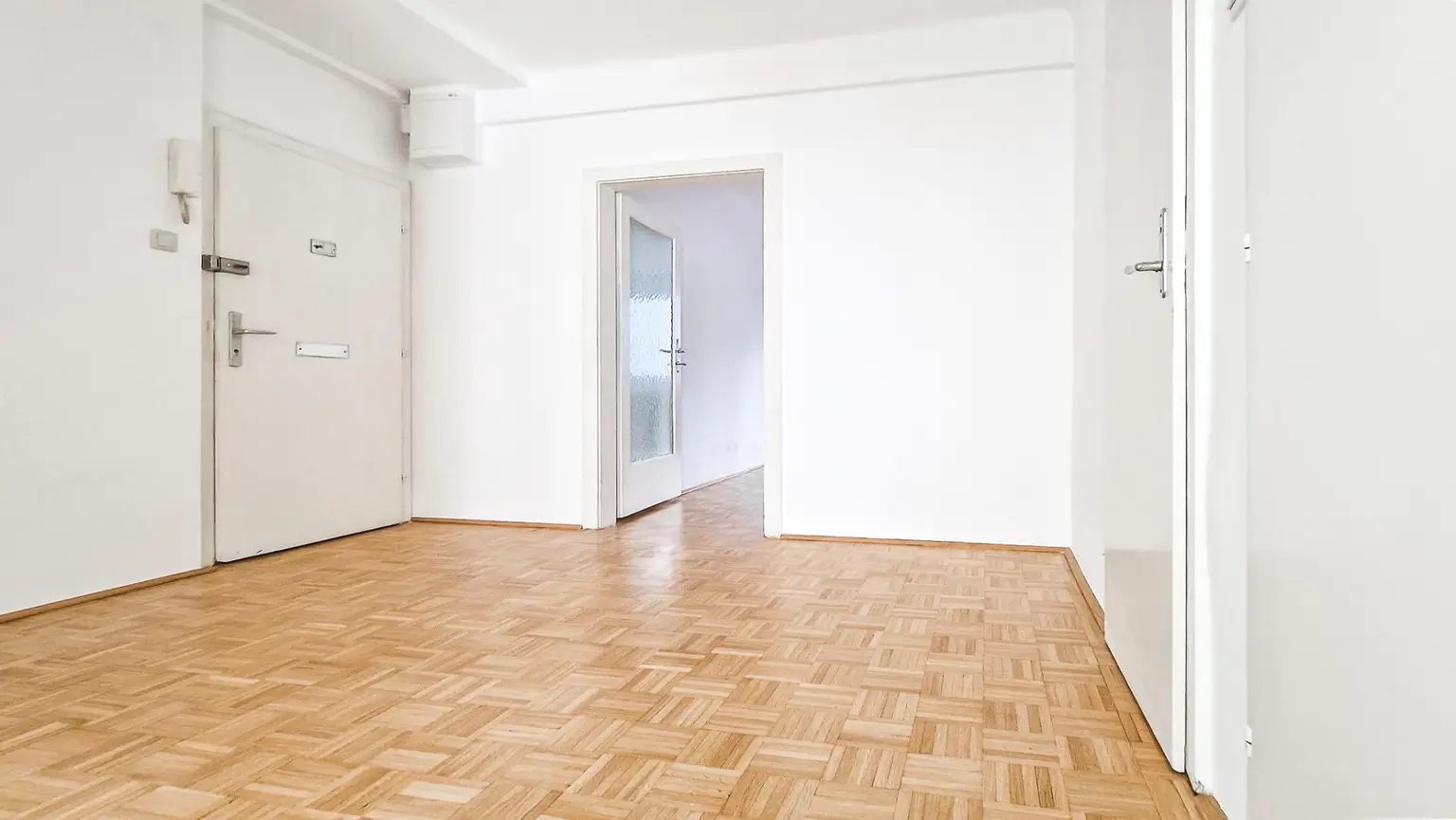 Eigentumswohnung mit Garage in ausgezeichneter Lage nahe Brunnenmarkt. Top Verkehrsanbindung und Infrastruktur