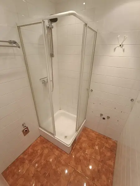 Sanierungsbedürftige 2-Zimmer Wohnung mit Loggia und idealer Verkehrsanbindung - Nähe U6 Dresdner Straße!