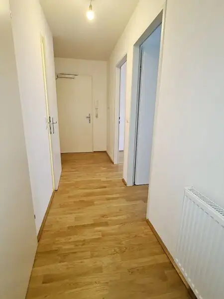 EIGENGARTEN, LORYSTRASSE, 75 m2 Neubau mit 23 m2 Garten, 2 Zimmer, Wohnküche, Wannenbad, Parketten, 1. Liftstock