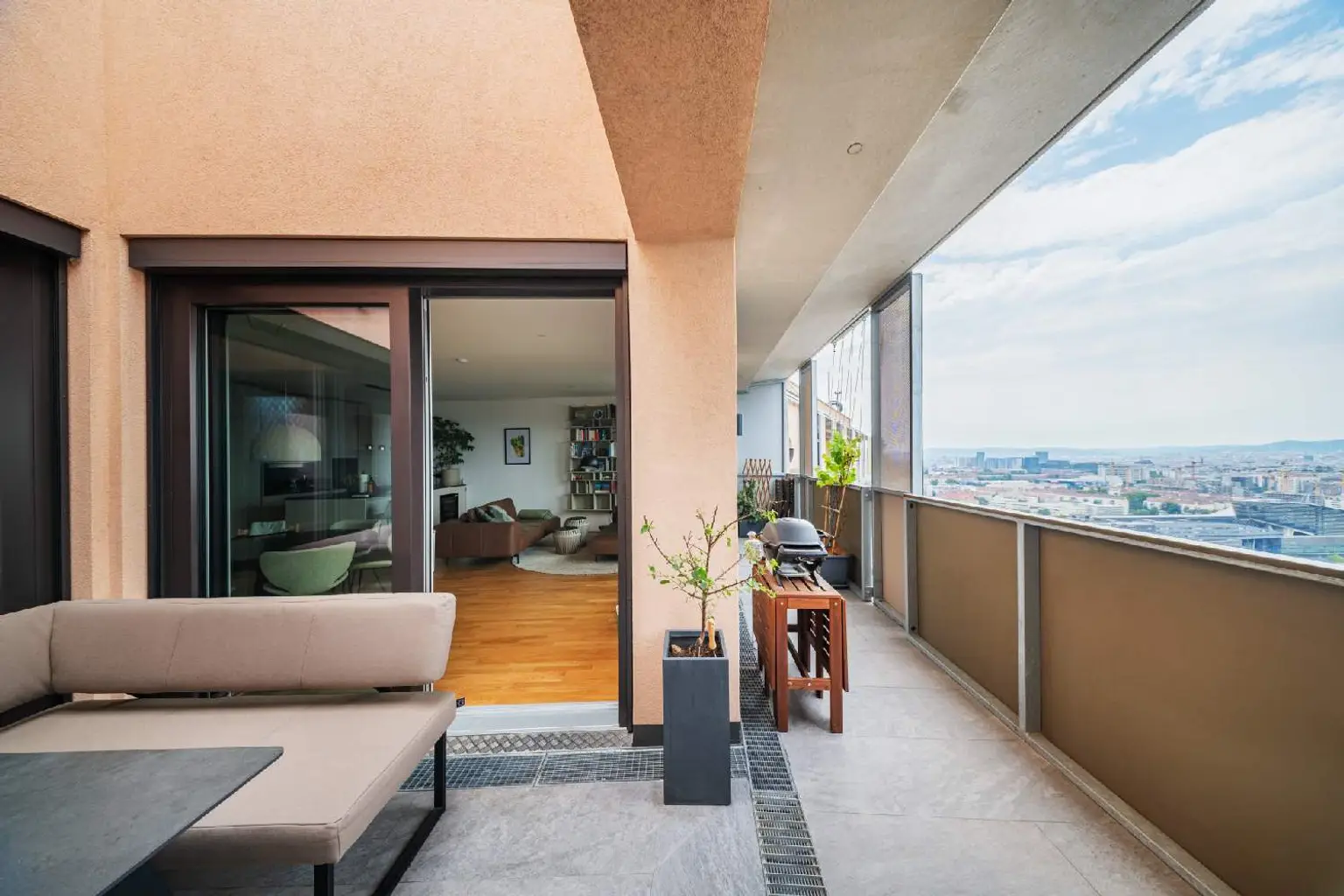 Penthouse im 34. OG mit Terrasse I 360° Wienblick I Designküche I TG Platz mit E-Ladestation