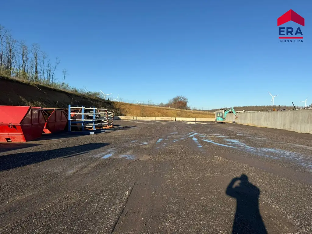 Top-Lage direkt an der A5: Vielseitige Freifläche in Schrick für private und gewerbliche Zwecke