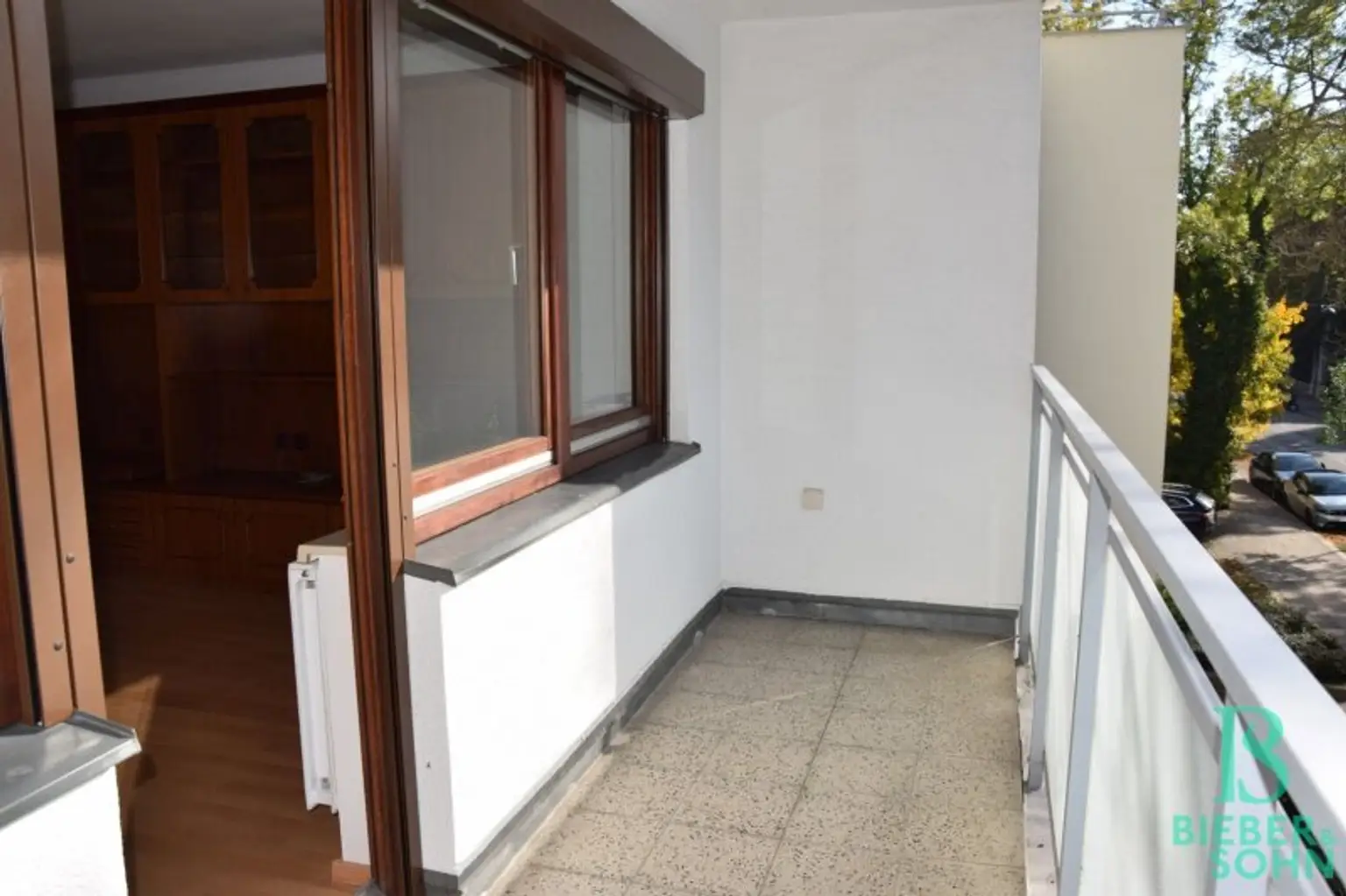 Eleganter "Retro-Style" - Großzügige, sonnige, ruhige Wohnung mit Süd-Loggia! 2 Garagenplätze!