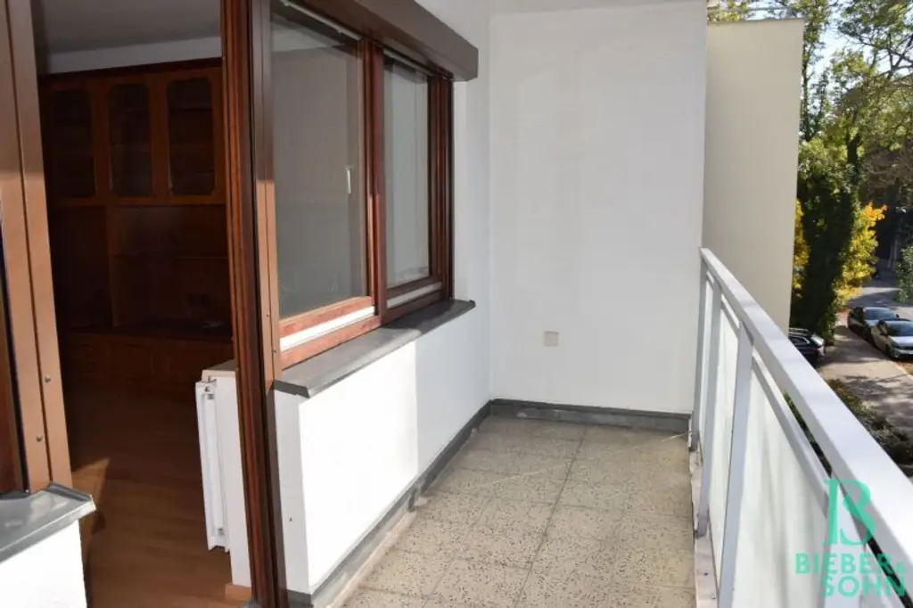 Eleganter "Retro-Style" - Großzügige, sonnige, ruhige Wohnung mit Süd-Loggia! 2 Garagenplätze!