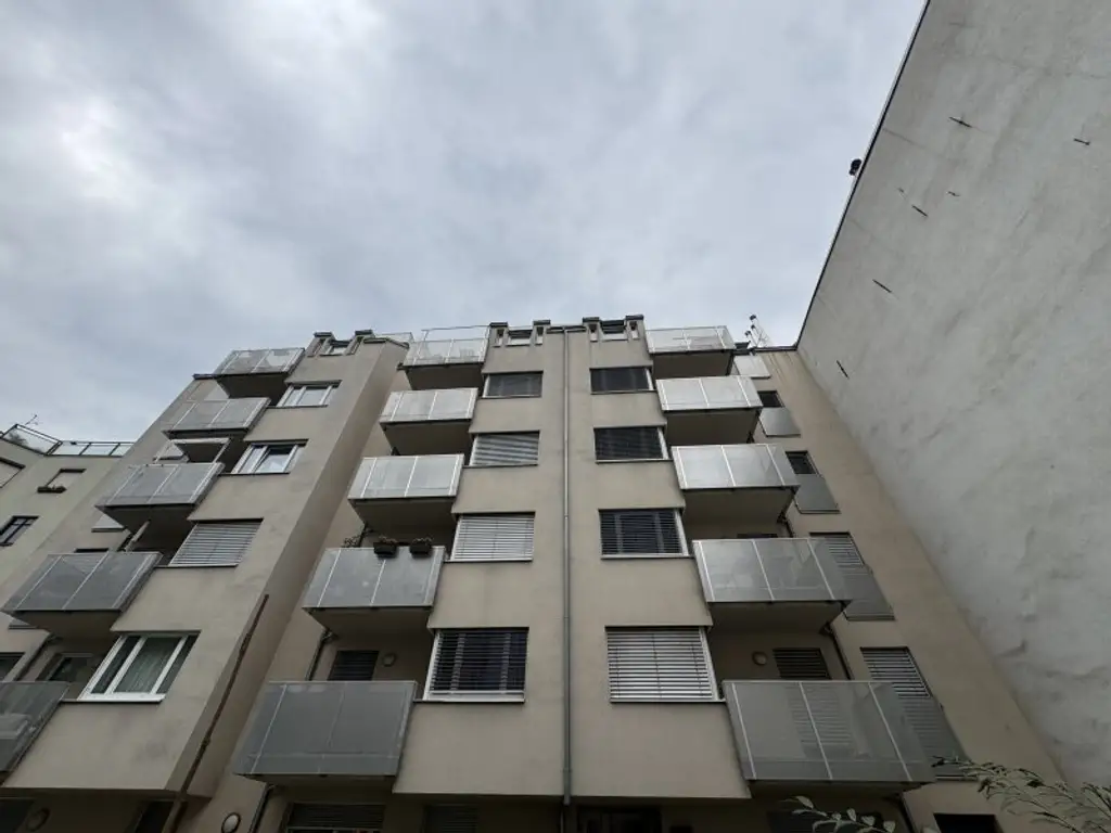 Exklusive Dachgeschoßwohnung mit Terrasse beim Stadtpark - Ab sofort verfügbar!