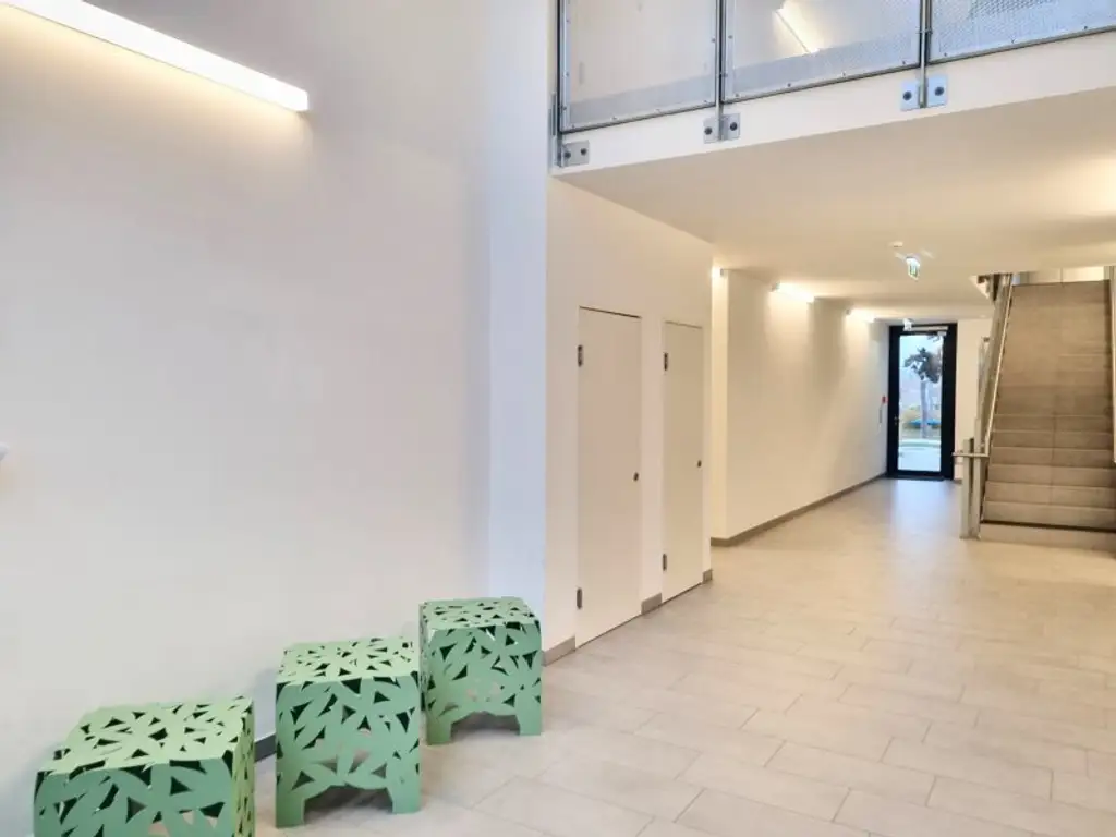 Neuwertige Wohnung mit Südbalkon, DAN-Küche und Freizeitangebot – Nähe U-Bahn