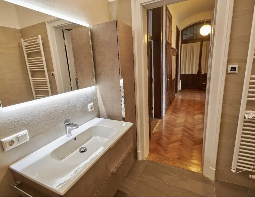 Altbau Rarität: 3-Zimmer-Wohnung, Küche extra in der Merangasse in Graz mit Terrasse hofseitig: 108 m²- Ihr neues Zuhause wartet!