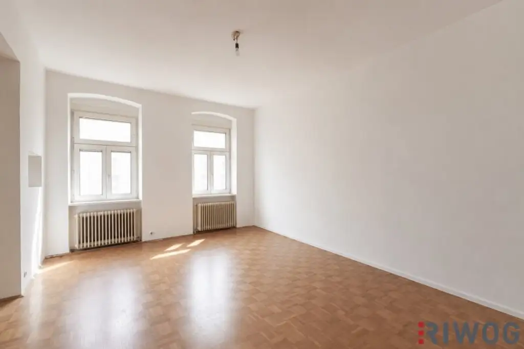 SANIERUNGSBEDÜRFTIG //  3. Stockwerk, nahe Burggasse-/Stadthalle (Top 21-23), 3 Zi.