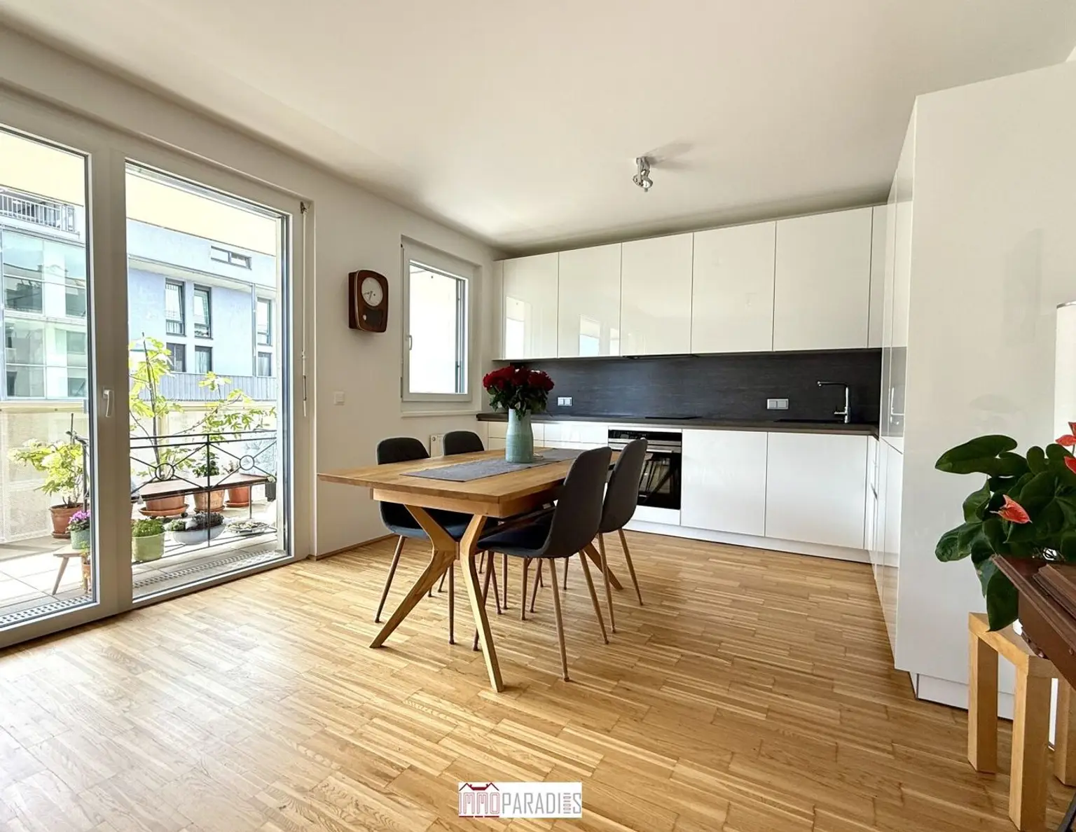 Traumhafte, neuwertige 4-Zimmer-Wohnung mit Loggia & optionalem Tiefgaragenstellplatz