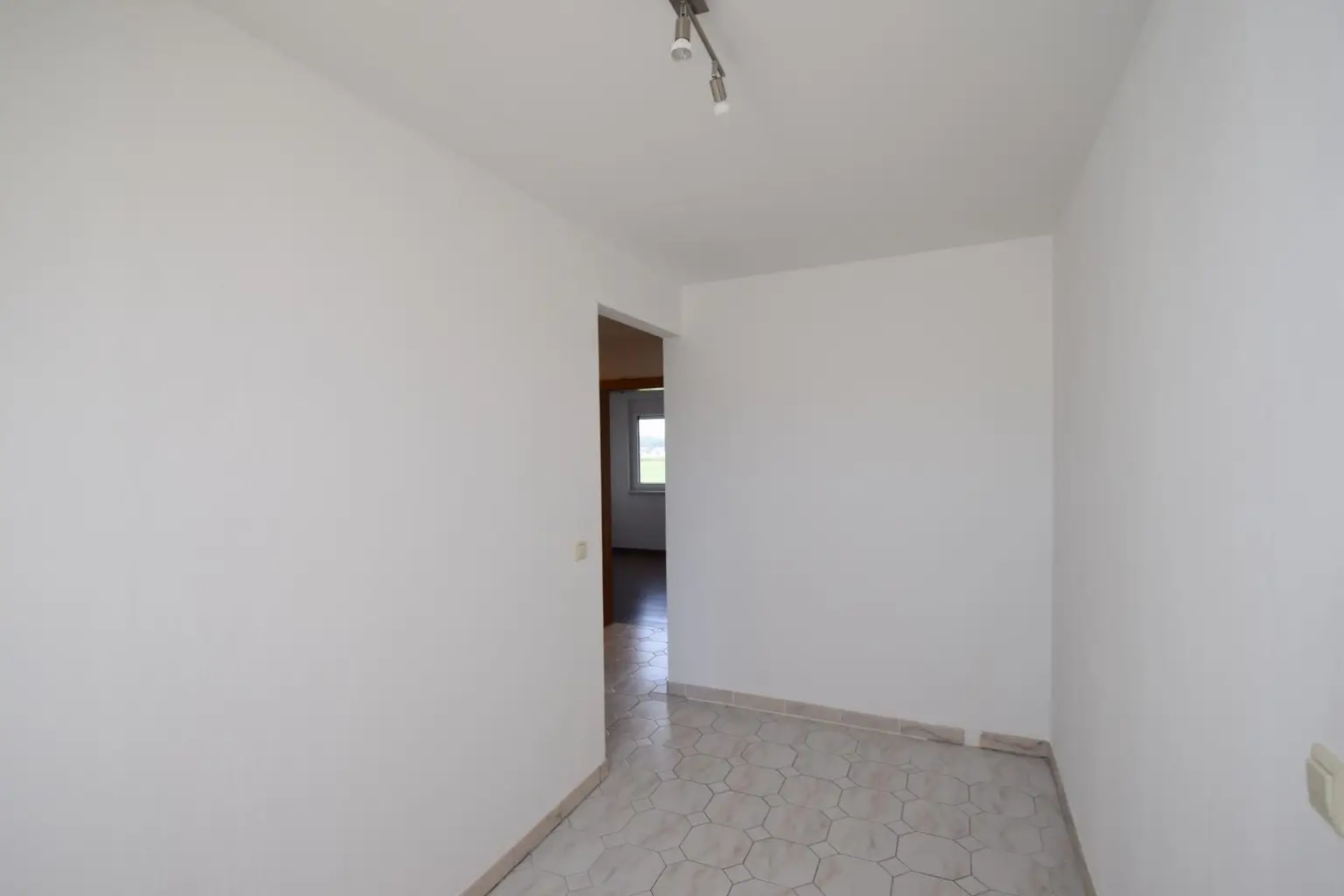 Platzwunder: Wohnung mit Eigengarten, 2 Parkplätzen, Keller & Dachboden