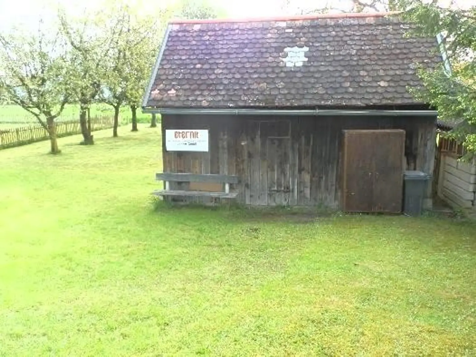 Gemeinschaftsgarten und Abteil in der Hütte