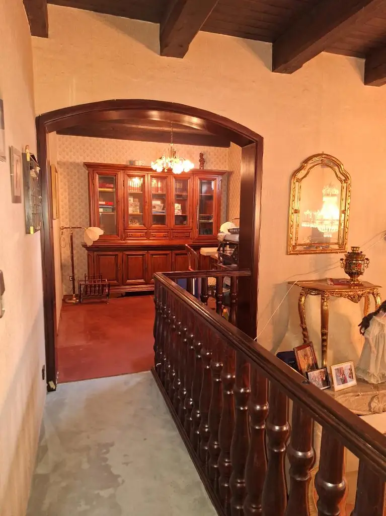 Absolut ruhig gelegen Villa mit überdachtem Pool, direkt am Waldrand auf 2.003 m² Grundstück.