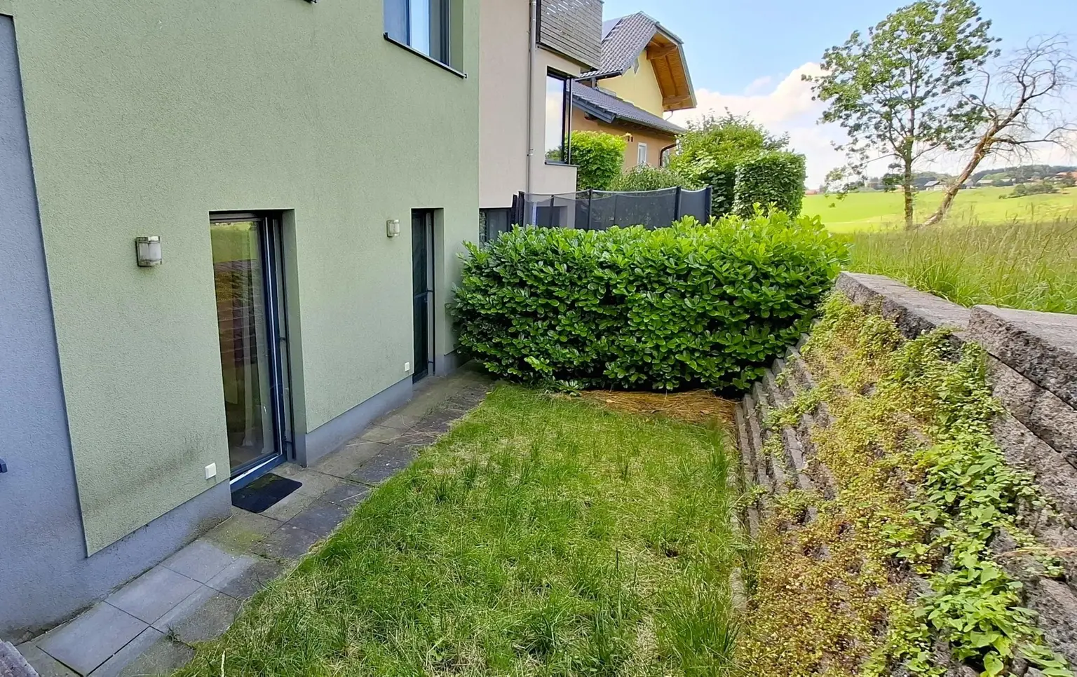Neuwertige Familienwohnung mit Reihenhauscharakter
