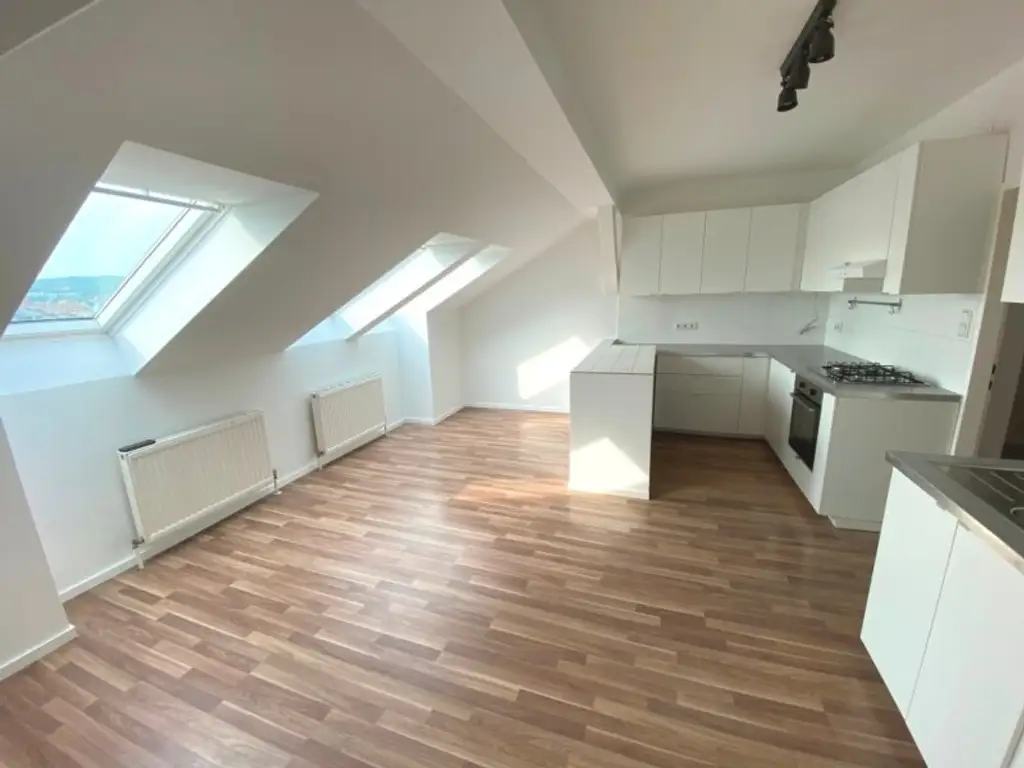 Nur ca. € 4.200 pro m² - 3 Zimmer DG-Wohnung  -  2 Gehminuten zur U3 Station Johnstraße