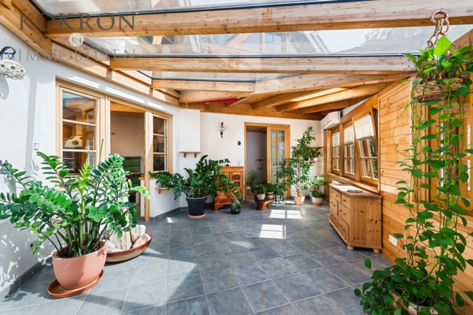 Wintergarten mit Abgang in den Wellnessbereich