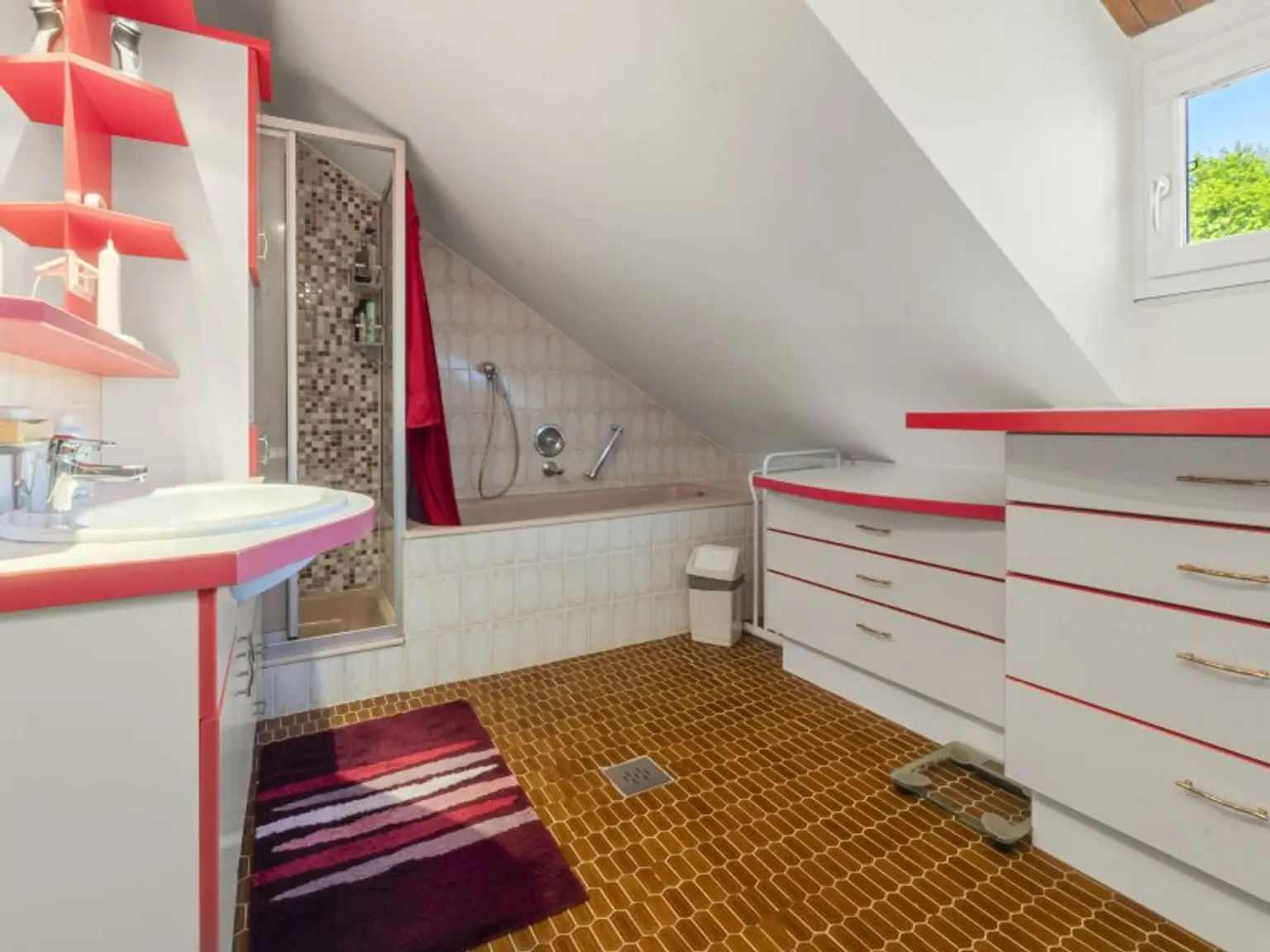 Schöner, gepflegter 270m² Bungalow mit 2 Wohnungen und 1.318m² Grund in Viktring in ruhiger sonniger Aussichtslage!